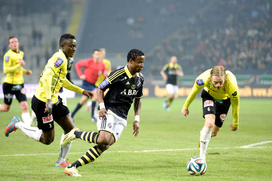 Mjällbys Gbenga Arokoyo (tv) och Gudmann Thorisson (th)