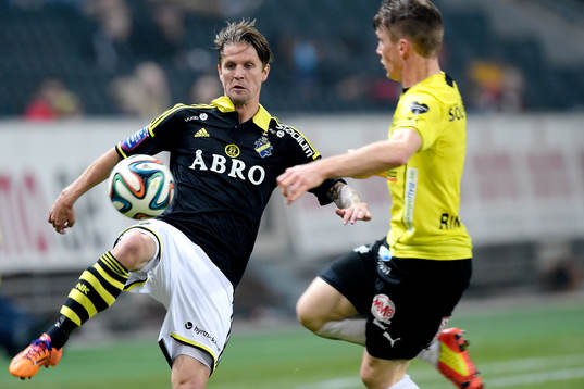 s Martin Lorentzson och Mjällbys Viktor Agardius