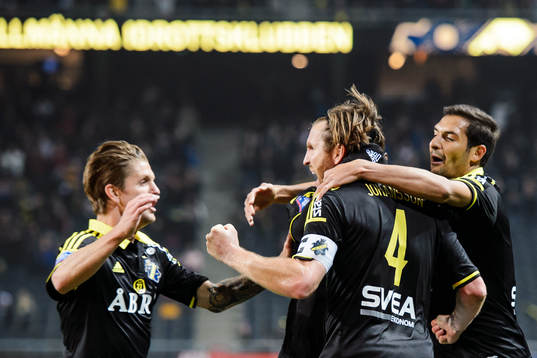 s Nils-Eric Johansson och hans lagkamrater  jublar
