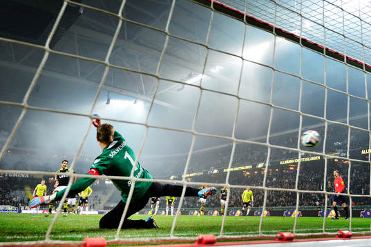 s Celso Borges gör 2-1 på straff och Mjällbys målvakt