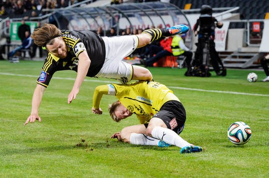s Nils-Eric Johansson och Mjällbys Mattias Håkansson