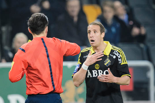 s Kenny Pavey får gult kort av domare Bojan Pandzic