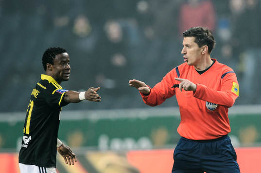 s Kennedy Igboananike och domare Bojan Pandzic
