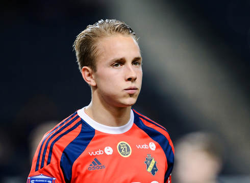 s målvakt Patrik Carlgren innan fotbollsmatchen i