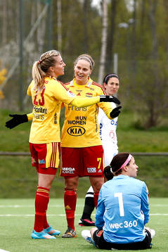 Örebros målvakt Stephanie Labbé deppar samtidigt som