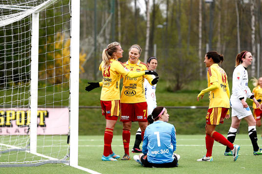 Örebros målvakt Stephanie Labbé deppar samtidigt som