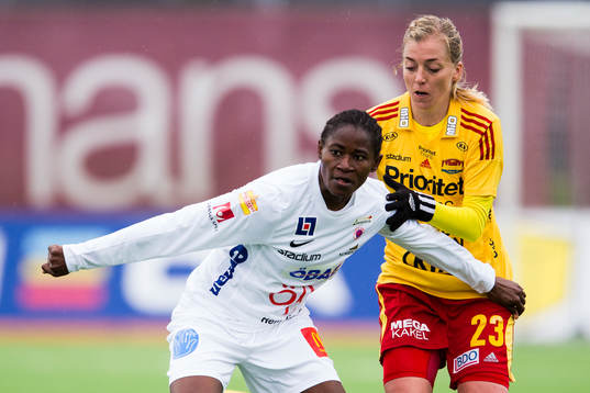 Örebros Sarah Michael i kamp om bollen med Tyresös Linda