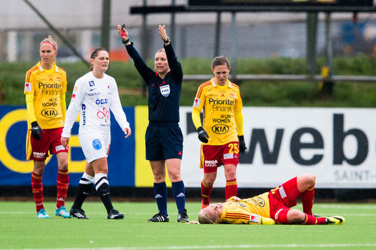 Domare Sara Persson signalerar att Tyresös Caroline Seger