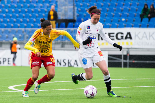 Tyresös Christen Press i kamp om bollen med Örebros