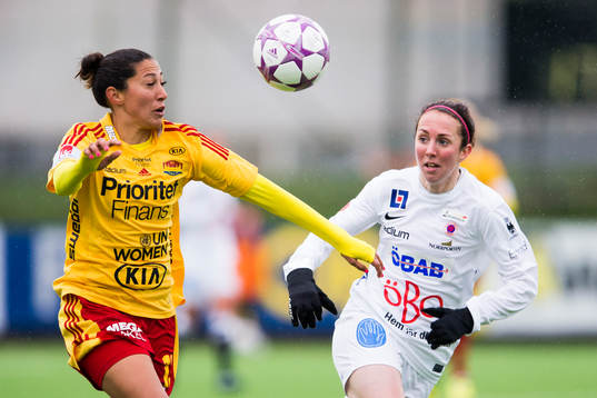 Tyresös Christen Press tar ner bollen framför ögonen på