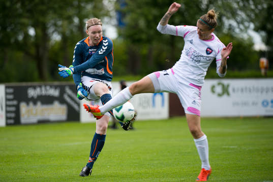 Kristianstads målvakt Hedvig Lindahl skjuter ut bollen mot
