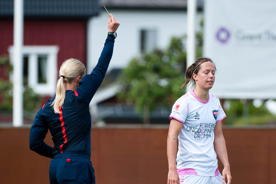 Domare Sandra Fogelberg ger gult kort till Rosengårds Lina