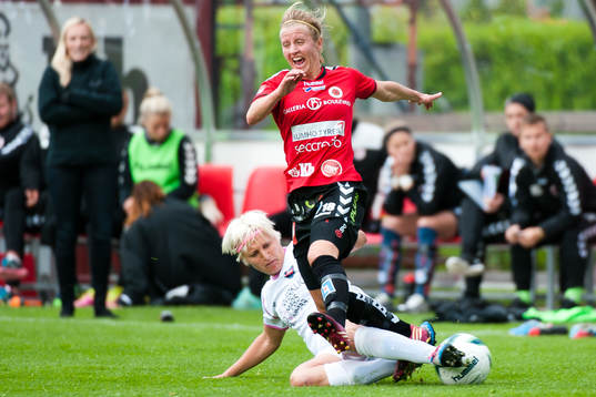 Rosengårds Lisa Ek  fäller Kristianstads Gudny Björk