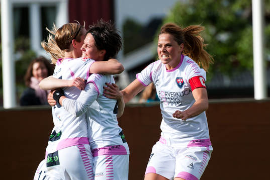Rosengårds Therese Sjögran gratttas av medspelare