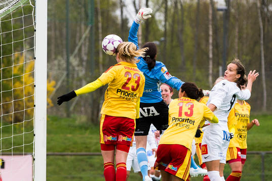 Tyresös Linda Sembrant nickar in 1-0 på hörna bakom
