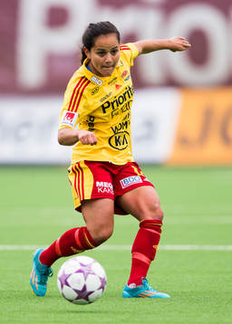 Tyresös Malin Diaz med bollen