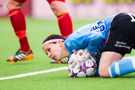 Örebros målvakt Stephanie Labbé tar hand om bollen