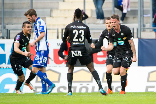 Örebros Erik Moberg jublar