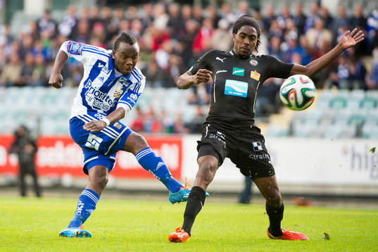 IFK Göteborgs May Mahlangu testar skott framför