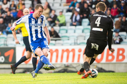 IFK Göteborgs Jakob Johansson skjuter 2-1