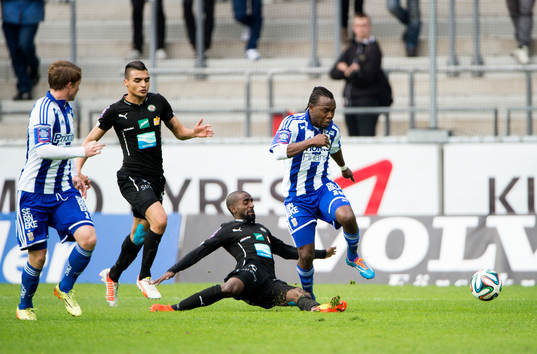 IFK Göteborgs May Mahlangu går förbi Örebros Mohammed