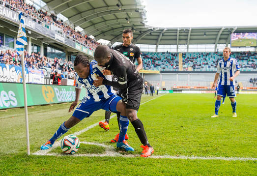 IFK Göteborgs May Mahlangu täcker undan bollen för