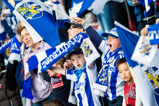 IFK Göteborgs Young Fellows skapar stämning med flaggor