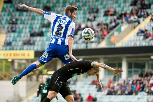 IFK Göteborgs Emil Salomonsson hoppar högre än Örebros
