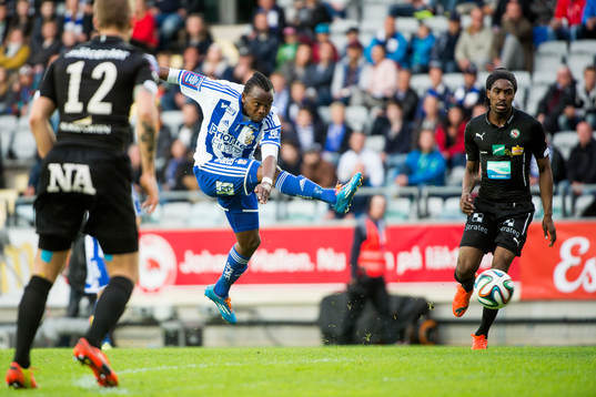 IFK Göteborgs May Mahlangu testar skott