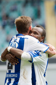 IFK Göteborgs May Mahlangu kramar om Emil Salomonsson