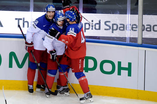 Tjeckiens Jaromir Jagr, Tomas Rolinek och Tomas Hertl jublar