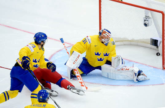 Tjeckiens Tomas Hertl gör 0-1 bakom Sveriges målvakt
