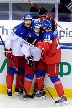Tjeckiens Jaromir Jagr, Tomas Rolinek och Tomas Hertl jublar