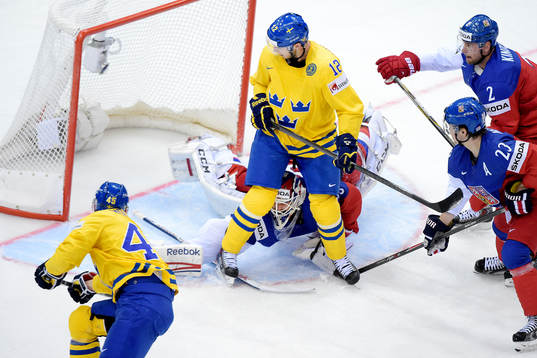 Sveriges Oscar Möller gör 1-1 bakom Tjeckiens målvakt
