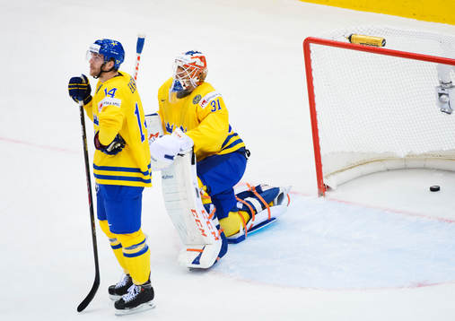 Sveriges Mattias Ekholm och målvakt Anders Nilsson deppar