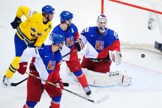 Sveriges Jimmie Ericsson ser 2-3-pucken från Oscar Möller