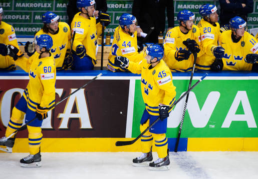 Sveriges Mikael Backlund och Oscar Möller jublar