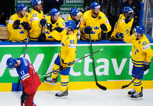 Tjeckiens Jiri Novotny deppar när Sveriges Mikael Backlund