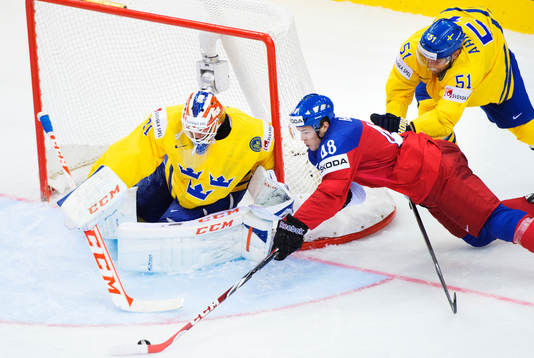 Tjeckiens Tomas Hertl utmanar Sveriges målvakt Anders