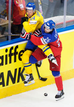 Sveriges Nicklas Danielsson tacklas av Tjeckiens Martin