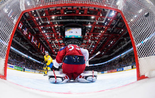 Sveriges Joakim Lindström skjuter in det matchavgörande