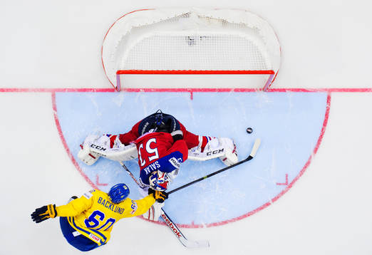 Sveriges Mikael Backlund missar en straff mot Tjeckiens