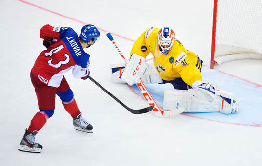 Sveriges målvakt Anders Nilsson (t h) räddar en straff