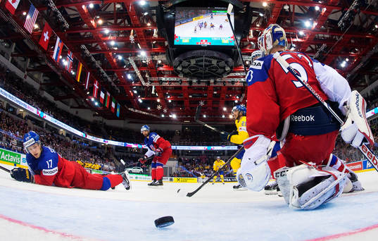 Tjeckiens Vladimir Sobotka deppar när han ser 3-3-pucken