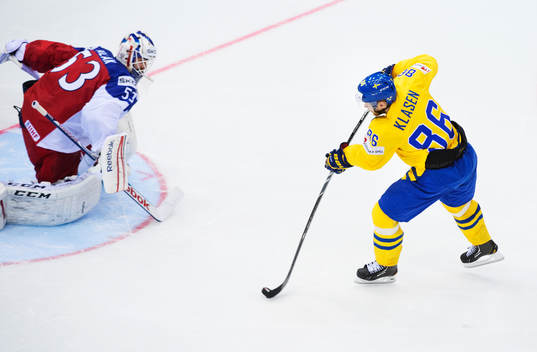Sveriges Linus Klasen skjuter in en straff bakom Tjeckiens