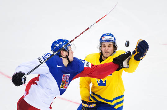 Tjeckiens Tomas Hertl i kamp om pucken med Sveriges Johan