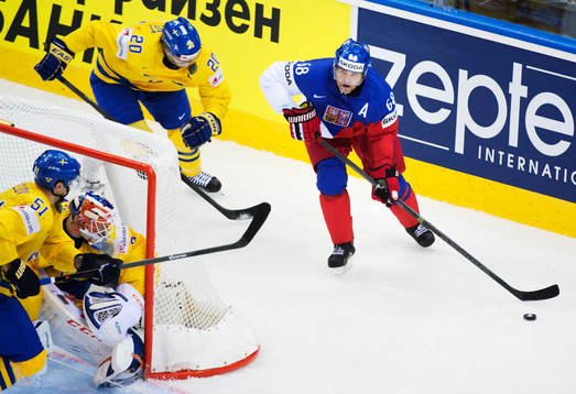 Tjeckiens Jaromir Jagr kontrollerar pucken