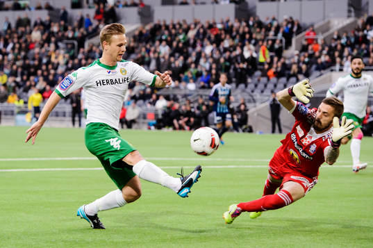 Hammarbys  Erik Israelsson och Husqvarnas  målvakt Zoran
