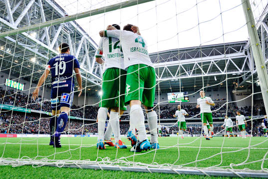 Hammarbys spelare jublar och Husqvarnas spelare ligger inne