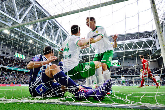 Hammarbys spelare jublar och Husqvarnas spelare ligger inne